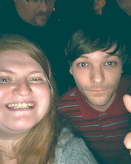 @SarahSmiless__ WTF I CANT EVEN BELIEVE I MET LOUIS TOMLINSON WTF