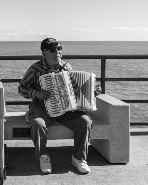 The sweet dulcet tones of the #accordion . . . #newportbeach #california #crooner #sony #rx1 #bw #nu