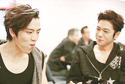 chandoo:  dongwoo ate a lot rib eye steak in l.a 