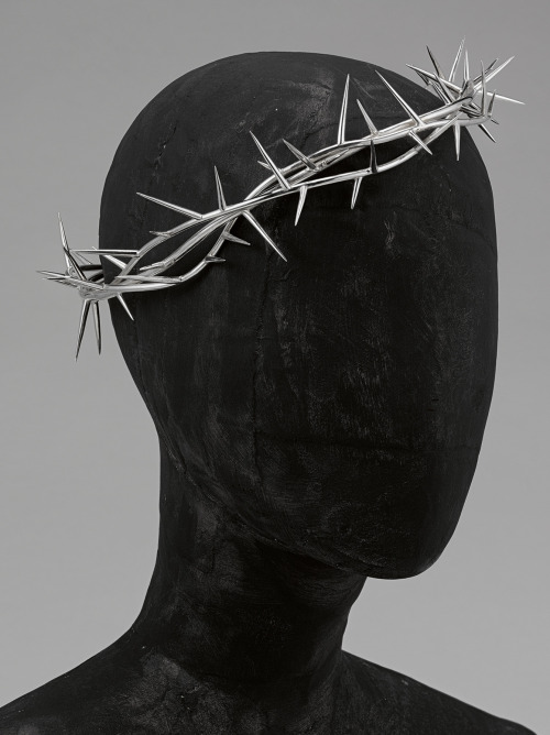 beardbriarandrose:Shaun Leane, Silver Crown of Thorns Headpiece, for Alexander McQueen “Dante” runwa