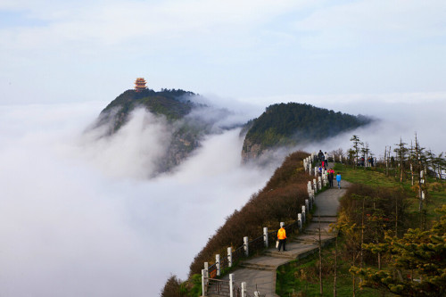 fuckyeahchinesefashion:Cloud Sea on Mount E‘mei, Sichuan, China.  There are two famous site for view