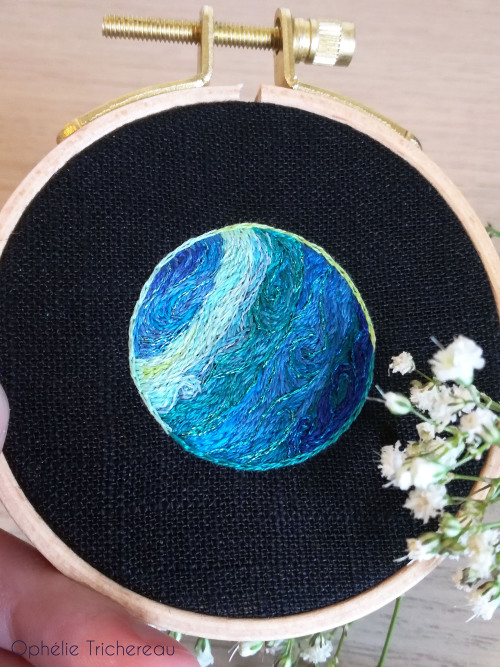  “Uranus”Hand embroidery.DMC embroidery threads on linen.Frame : 8cm in diameter.Planet 