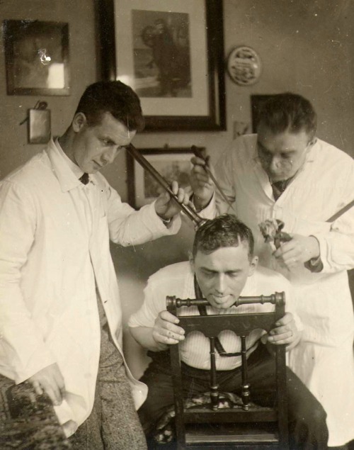 Oscultation, vers 1930.