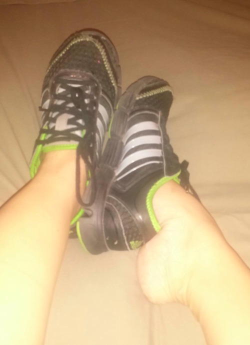 wvfootfetish: si4feet: Got a Milf to slip her trainers off after a long run :P Nice!!! Gorgeous feet