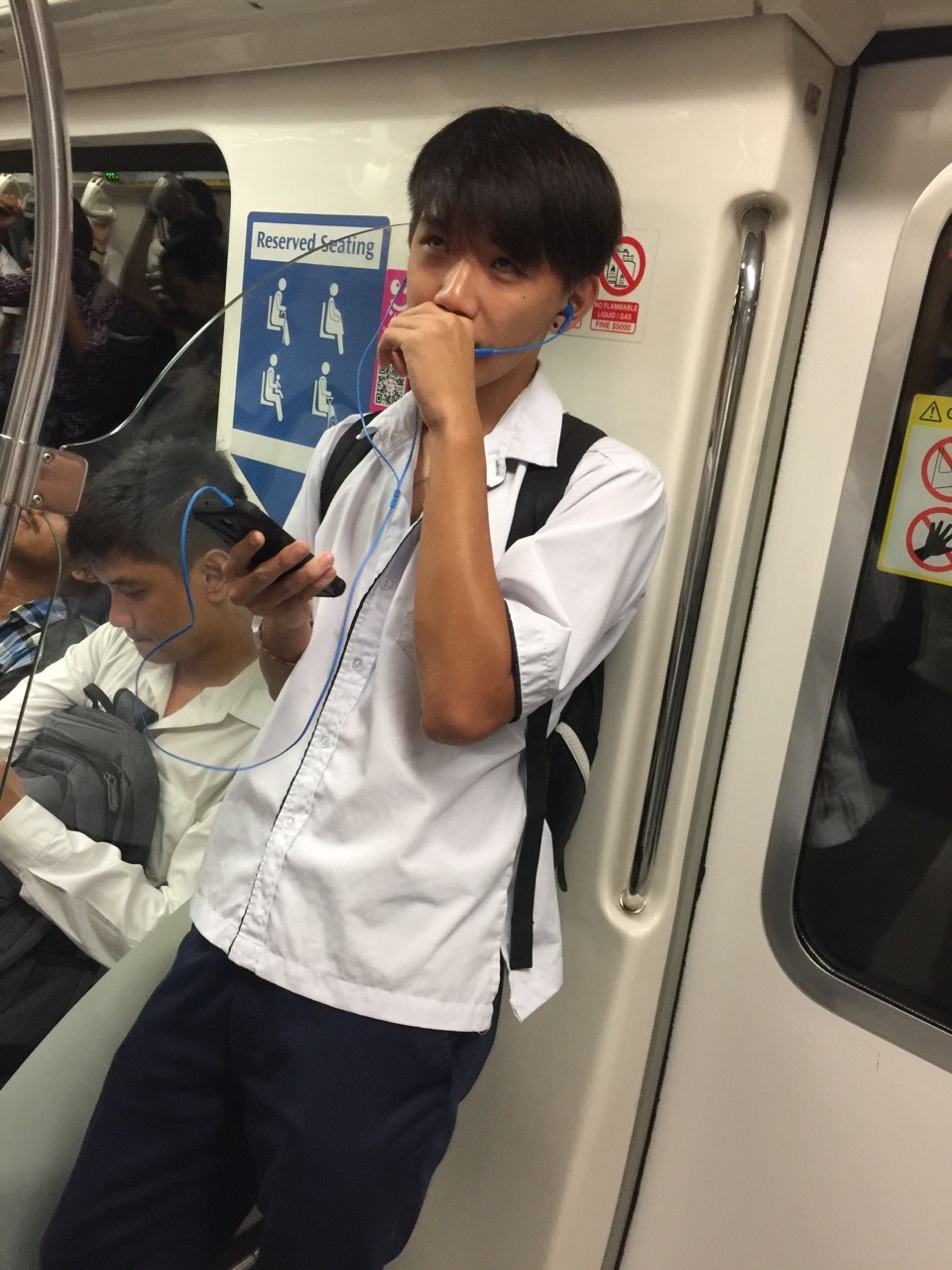 sgboyssss:  Monday not blue, student caught in train 👦🏻 