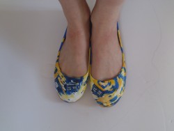 arteclair:  TARDIS + Van Gogh shoes. Think