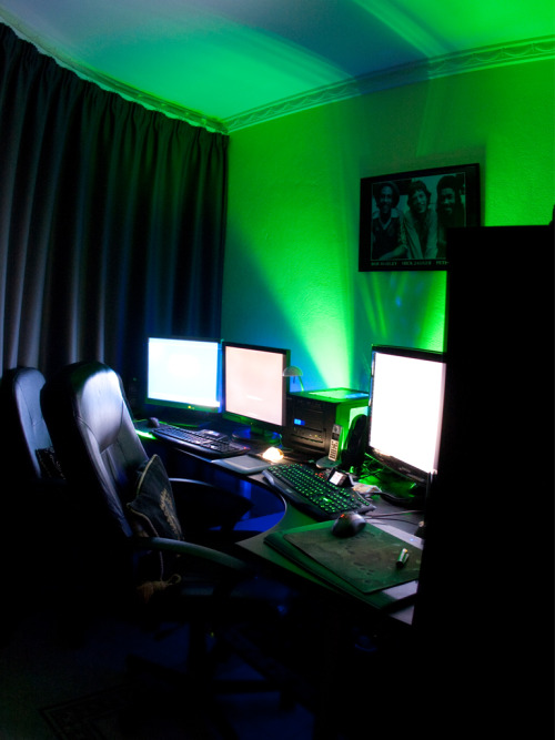 k-entertainment:  Battlestations. I’ve always wanted a setup like that. Forget having your internals in a tower casing, mount them on the wall with LEDs.