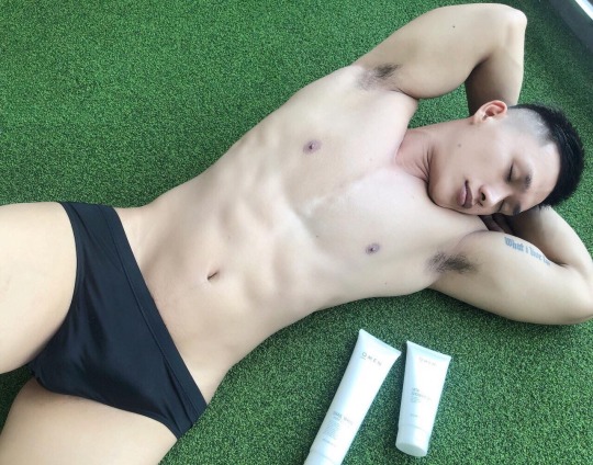 asiangaycock:  Không biết là quảng cáo sản phẩm hay kích dục trá hình nữa 🍑🍑🍑🍌🍌🍌