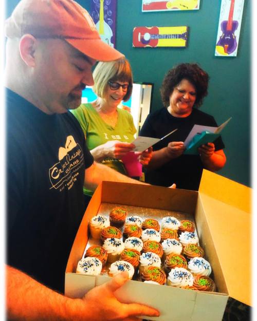 <p>One of my favorite moments from #FiddleStar camp part five… Mothers Day cupcakes and cards for our two sassy and beautiful mothers. We are lucky and grateful. #mothersday #fiddle #fiddlecamp  (at Fiddlestar)</p>