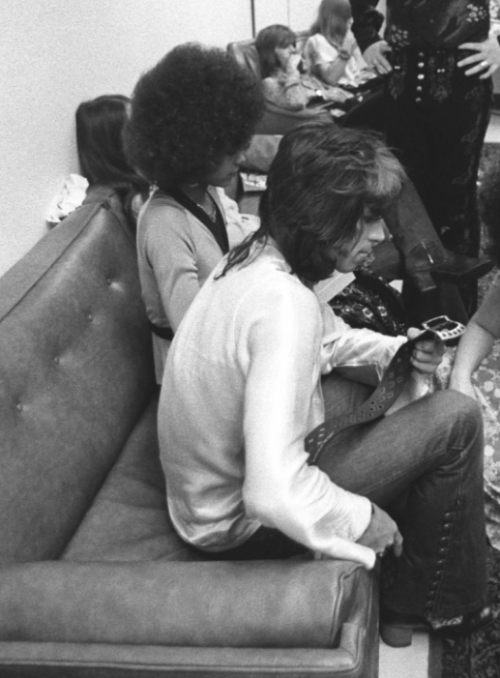 sbrown82:  Keith Richards photographed backstage with girlfriend Jolie Jones during the Rolling Stones’ 1972 American tour in Los Angeles.