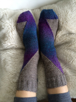 stitcherywitchery:  Pole Dance – a free pattern for knit socks with unique construction.  By Hypercycloid Designs. (photo source) 