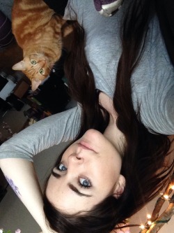 ixnay-on-the-oddk:  Mew is like duh fuq, mom, why are we upside down?