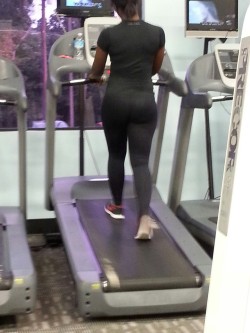 Had trouble staying focused on my work out with this fine ass in front of me.