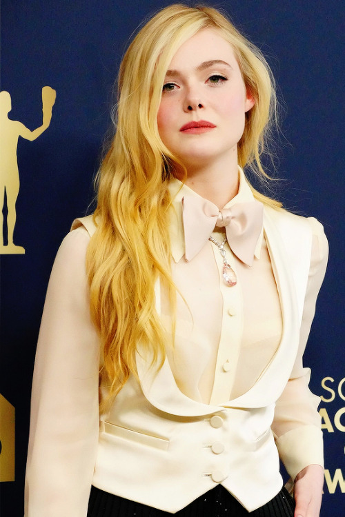dinah-lance: Elle Fanning attends the 28th Annual Screen Actors Guild Awards at Barker Hangar on Feb