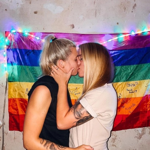 Sex foreverlesbilover:lesbianlovekissing:Vv 💞 pictures