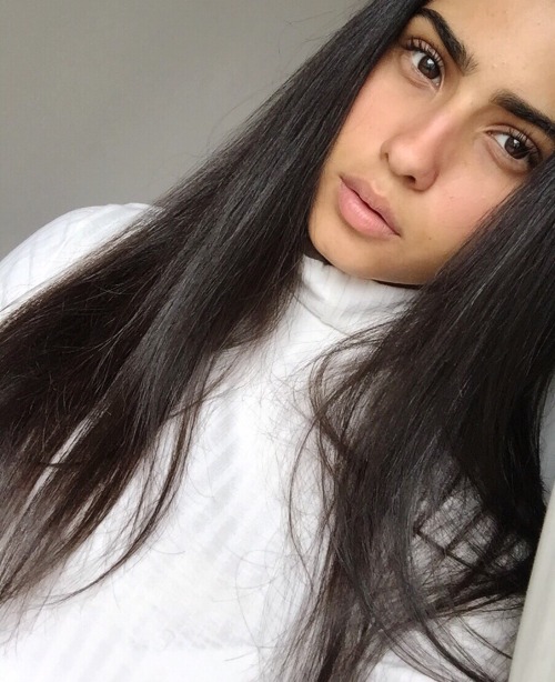 titanios:  meamaprasempre:  🌻  sheeee is pretty, right guys?
