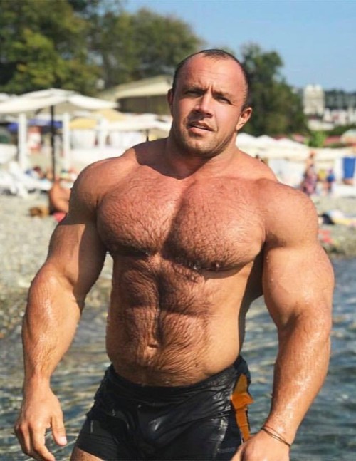 gomannie:  Muscular daddy at the beach …