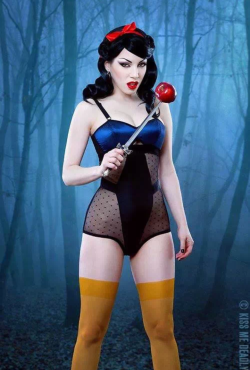 fear-and-loathing-in-latex:  Snow White 