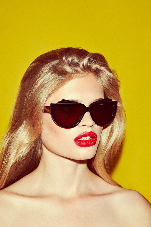 MNDBLWNG | Beautiful women everywhere