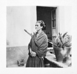 sharontates: Frida Kahlo in the Casa Azul, 1930 [X]