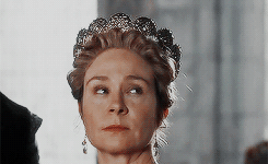 leroichevalier:→ Queen Catherine + 4.14 “ A bride, a box, a body”