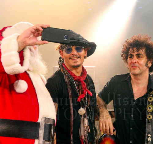 bybyeblackbird:EVERYBODY STOP.and look at this photo of Santa Claus taking a selfie with Johnny Depp