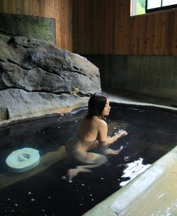 Japanese Onsen, Via Oguro.keita  秋田県 乳頭温泉郷「孫六温泉」②前に混浴露天をUpしましたが、これは混浴の内湯。風呂の底から温泉が湧いています。