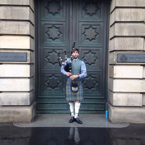 kiltedpride:  Bagpipe street performance. Welcome to Scotland! #bagpipe #music #street #streetperfor