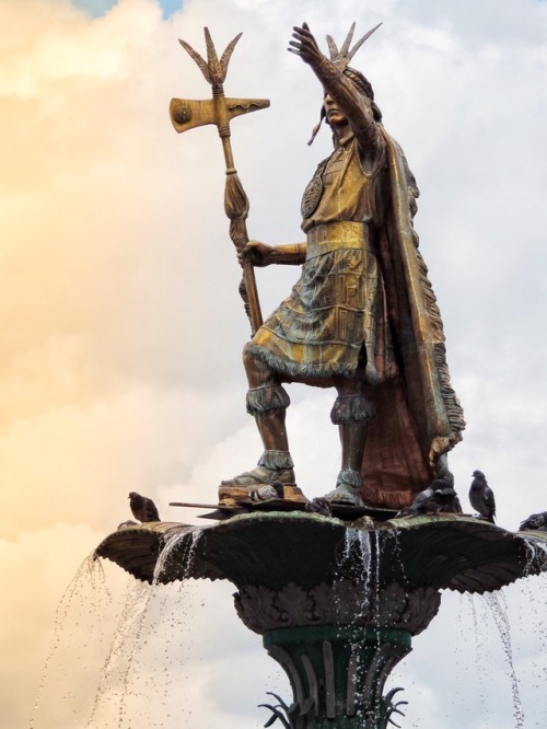 Estatua de Pachacuti con Pájaros, Fuente, Plaza de Armas, Cusco, 2017.