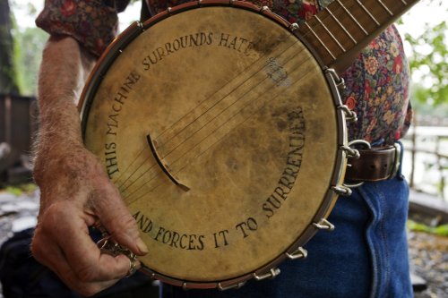 rowanthesloth:Pete Seeger’s banjo:“This machine surrounds hate and forces it to surrende