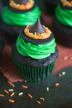 flirtydesserts:  Witch Hat Cupcakes that take just 5 ingredients to make! Your kids will love helping you make these fun and easy Halloween cupcakes!  👻 👻 Recipe Below!  Follow Me @FlirtyDesserts for more delicious homemade sweets, desserts, and