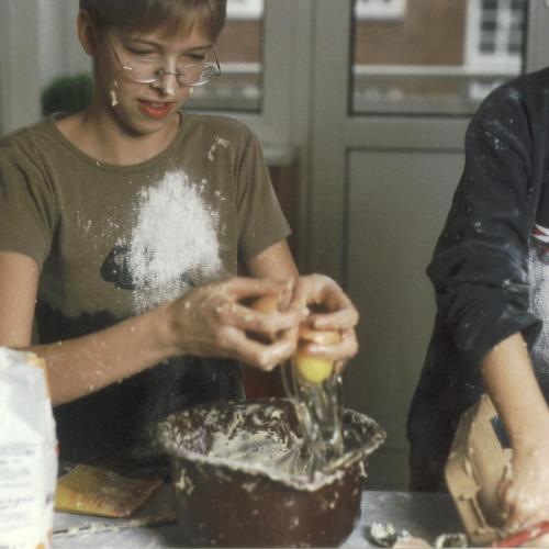 Kuchen backenWenn man mal Kinder einen Kuchen backen lässt&hellip; Diese Bilder, die uns allen unhei