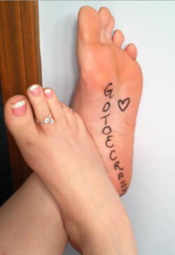 kissabletoes:  Showing some love to one of