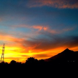 Mavilla10:  #Atardecer Desde Mi #Balcón #Avila #Cloud #Caracas #Venezuela  (En Urb.