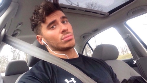 idashur: frankievc:  Wireless headphones broke  Not a great workout I ate a cookie  But it’s a good day.  DREAM BOY RIGHT HERE 