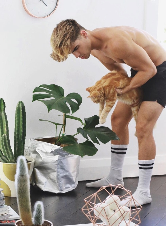 guysinshortsandsocks:  You know they are hot!