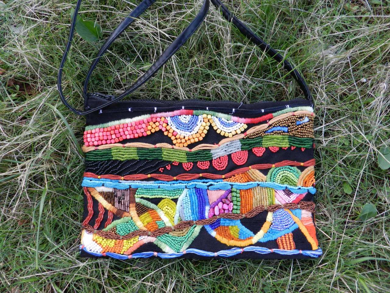 Eliexclusivecraft — Bolso con pedrería, abalorios e hilos de colores....