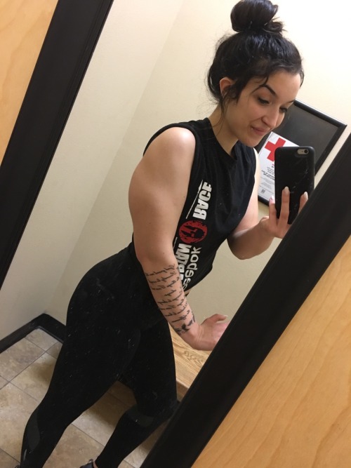 s-assysquats:serena-theresa:Can we just..???!!! I’m so proud and excited about my arm progress!!Faaa