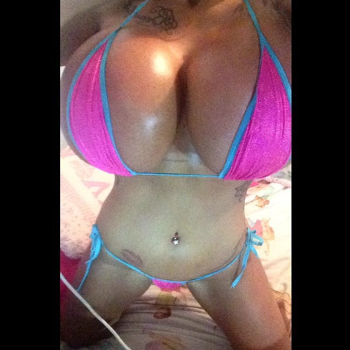 giganticbigboobs:  bimbosybarbies:Enorme; Candy Charms http://ift.tt/1N8PIVP