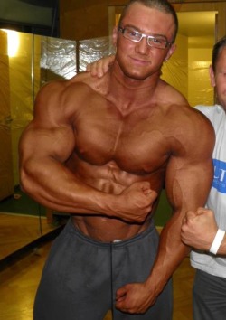 musclemen-glasses:  Tomas Maltar