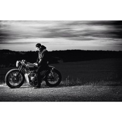 christopherrausch:  neue fotos für fate customs #nilsjanksienzyk#fatecustoms#thisiswuppertal#christopherrausch#behrendtundrausch#caferacer#honda#motorbike#custom#elinchrom#ranger