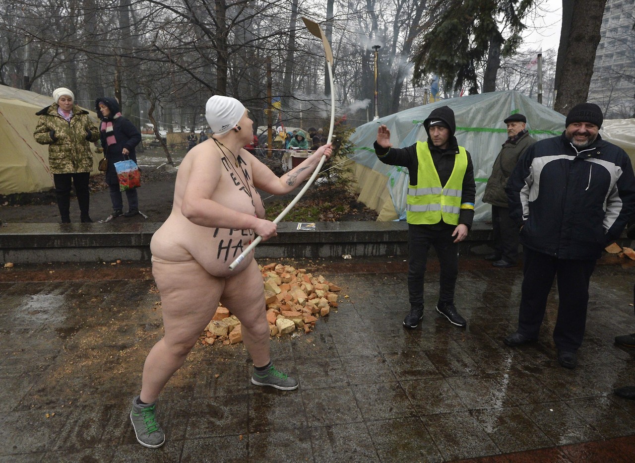 FEMEN. Una joven con un remo envía un mensaje a Petro y Mikheil parodiando a la famosa estatua soviética “Una niña con un remo” en el Saakashvili Maidan en Kiev. Este mensaje fue amplio y lacónico: “¡Vete al carajo!” estaba dirigido al presidente de...