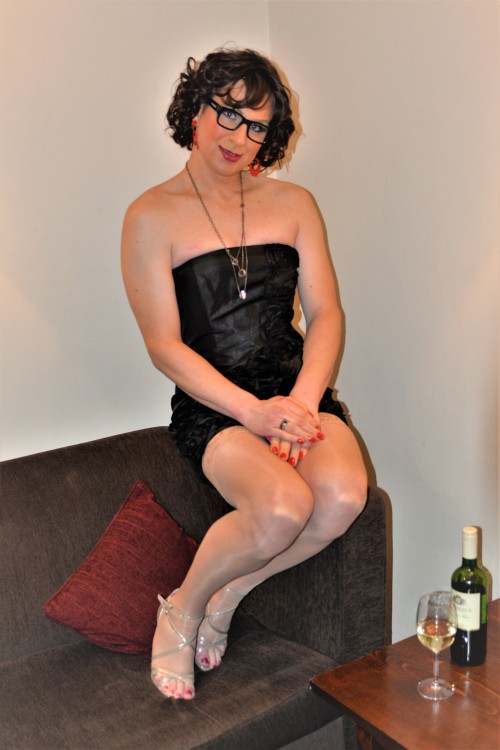 luvlustfortoes:  sweet-cassi-cd:  The Little black dress, perfect for any situation although this one is a little short. Great for showing a little leg, but watch out or you might be flashing a little more than you expected for everybody!  Gorgeous ❤