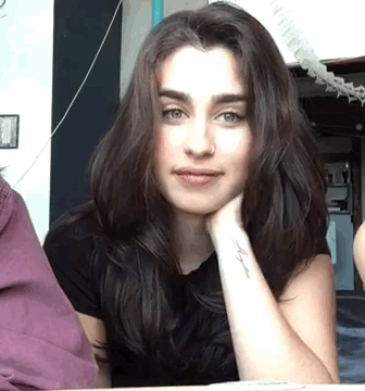 camrenillusion:Those damn hair flips tho