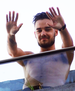 itsmalikz:  Liam Payne waving at fans @ Rio