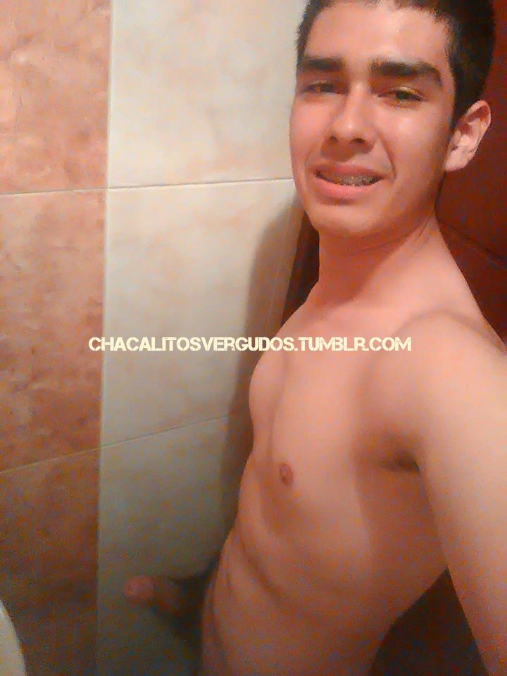 chacalitosvergudos:  Como cuando el hetero del salón te enseña su verga con todo