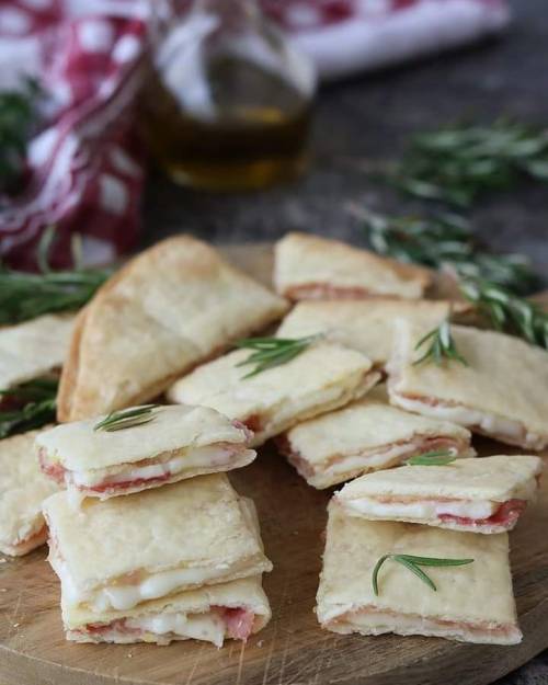 Idea velocissima per cena!
RICETTA QUI😍👇
https://blog.giallozafferano.it/valeriaciccotti/rustichella-veloce/
https://www.instagram.com/p/CUDZABRNCGIdVV9Z0o6Q5su31ccLL_LqTc4zZI0/?utm_medium=tumblr