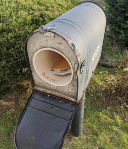 glyndarling:  aerylon:  loloftheday:  Let’s see you little punks smash my letterbox now  This reminds me of this guy who used to live on my dad’s street.    Every time it snowed, the snow plow would take out his mailbox - and only his mail box.  And