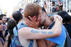 profondacomeloceano:  ciservirebbesolounabbraccio:  lontanoconlamente:  &lsquo;we were born this way&rsquo;  Che belli   L’amore mio dio, aaah