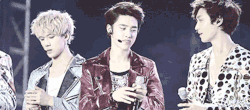 wintershower:       d.o. ready to take lay’s mic; lay motioning to d.o. that he already has one in his hand.      